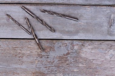 Ahşap zeminde paslı matkap uçları