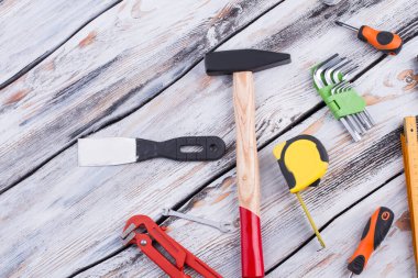 Ahşap yüzeyde inşaat araçları ve araçları.