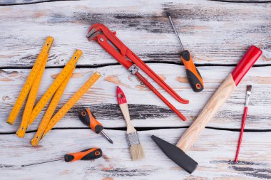 Ahşap arka planda çalışan araçlar ve araçlar.