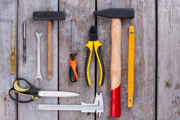 Variedad de herramientas de construcción sobre fondo de madera. — Foto de Stock