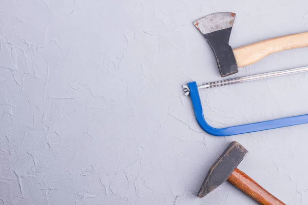 Tischlerwerkzeuge auf grauem Hintergrund. — Stockfoto