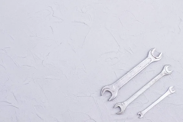 Mekaniker verktyg på grå texturerad bakgrund. — Stockfoto