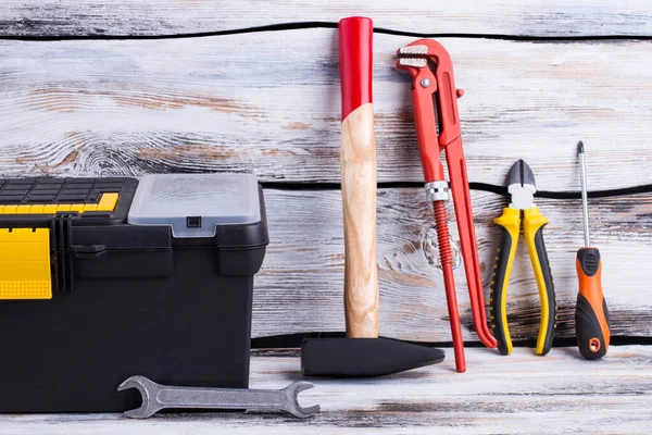 Herramientas de reparación diferentes sobre fondo de madera. — Foto de Stock