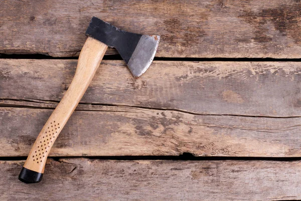 Draufsicht einer Axt auf rustikalen Holzbrettern. — Stockfoto