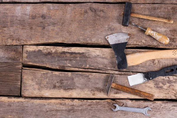 Różne narzędzia robocze na tle drewnianych desek. — Zdjęcie stockowe