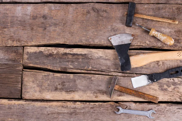 Verschiedene Arbeitswerkzeuge auf Holzbrettern Hintergrund. — Stockfoto