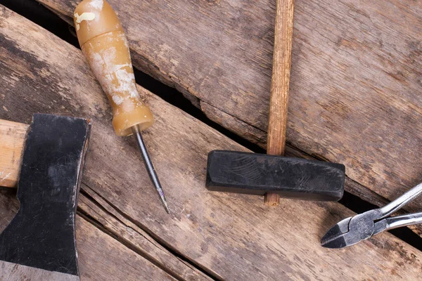 Verschiedene Werkzeuge auf altem Holzgrund. — Stockfoto