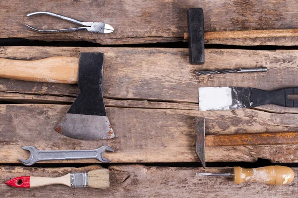 Conjunto de herramientas de construcción sobre fondo de madera viejo. — Foto de Stock