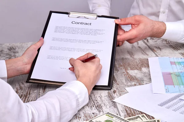 Businesswomans signing a contract. Big business deal. — Foto de Stock