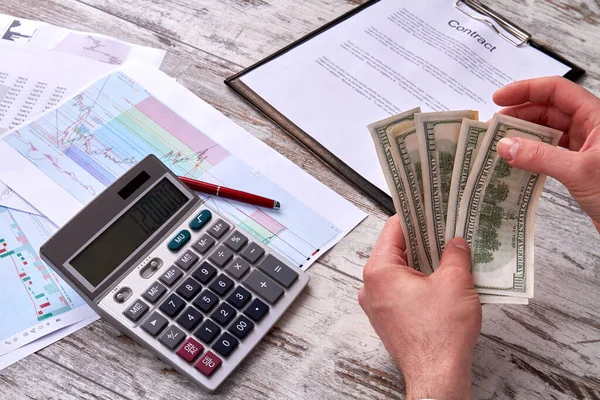 Close up businessmans hands counting dollar banknotes. — Fotografia de Stock