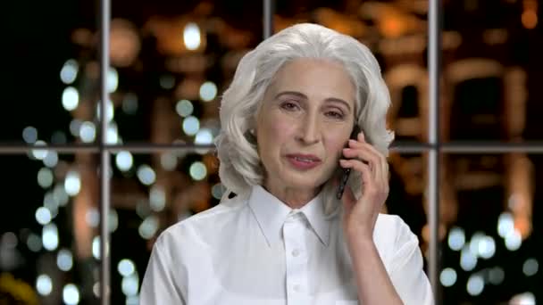 Elégante femme âgée parlant sur téléphone portable. — Video