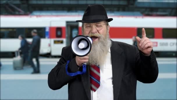 Senior businessman making an announcement through megaphone. — Vídeo de stock