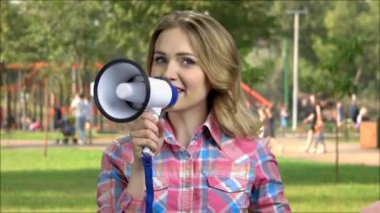 Megafonla reklam yapan gülümseyen kadın.