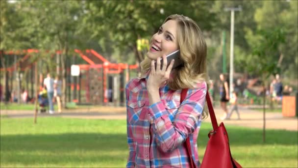 Cheerful caucasian girl talking on cell phone. — ストック動画