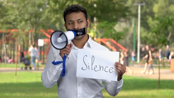 Censored man håller kort med inskription Tystnad. — Stockvideo