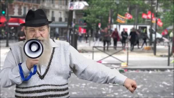 Old confident man shouting into megaphone. — Stockvideo