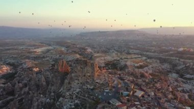 Goreme, Kapadokya üzerinde uçan sıcak hava balonlarıyla manzara.