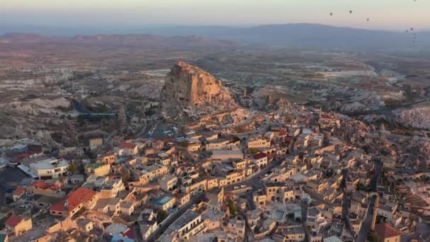 Vista aérea do castelo de Uchisar ao pôr do sol. — Vídeo de Stock