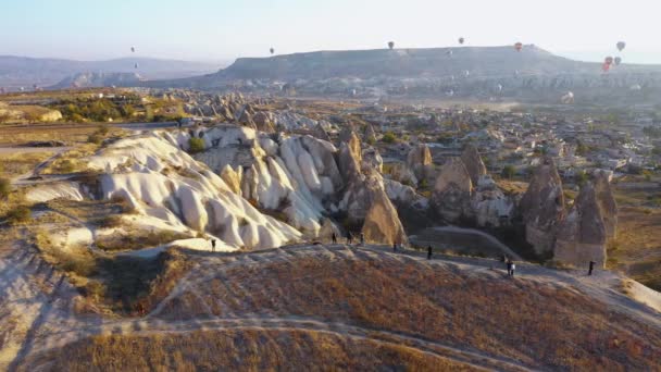 Goreme, Kapadokya, Türkiye 'nin eşsiz kayalık manzarası. — Stok video