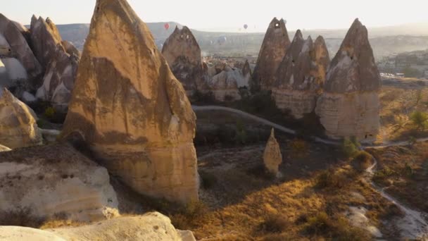 Uitzicht op steenformaties in Cappadociavallei. — Stockvideo