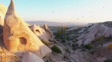 Cappadocia vadisindeki inanılmaz kayalık dağlar..