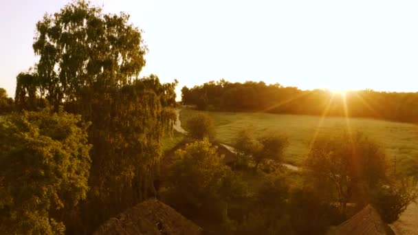 Ländliche Landschaft mit hellen Abendsonnenstrahlen. — Stockvideo