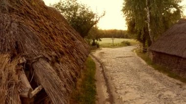 Saman kulübelerinin köy bahçesi..