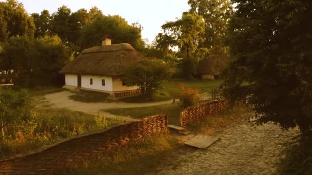 Alte alte traditionelle Häuser im historischen Freilichtmuseum. — Stockvideo