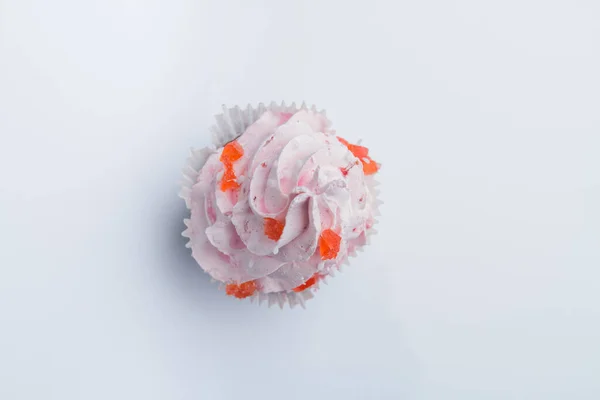 Gros plan un cupcake avec crème isolé sur fond blanc. — Photo