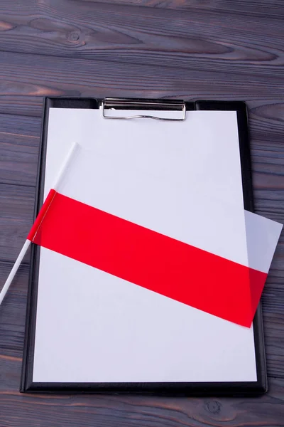 Clipboard with blank paper and bicolored flag of Poland. — ストック写真