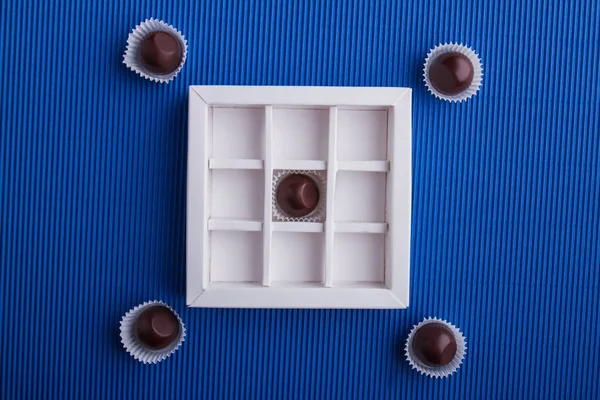 Flat lay composition of dark chocolaes with the box. — Fotografia de Stock