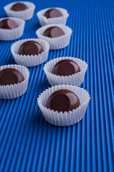 Vertical shot set of brown reflective chocolate candies. — Fotografia de Stock