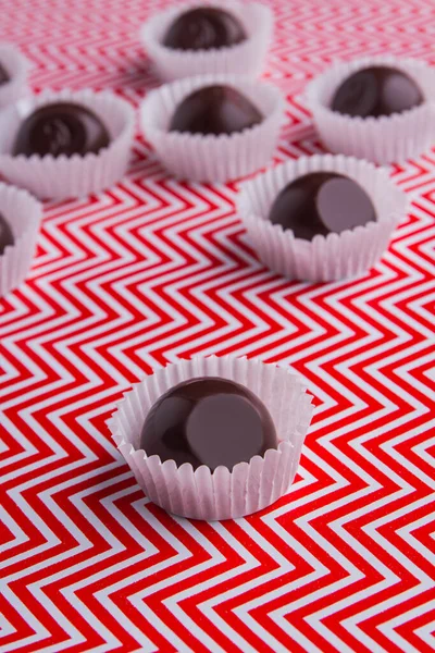 Vertical shot reflective brown chocolate candies close-up. — 图库照片
