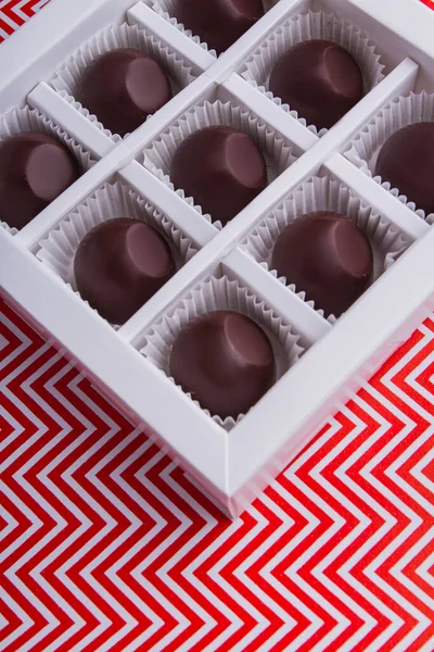 Close-up round chocolate candies in the square box. — Fotografia de Stock