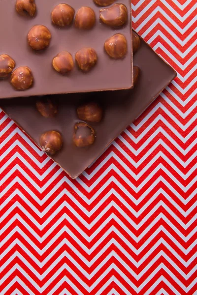Vertical shot two chocolate bar pieces with hazelnuts. — Fotografia de Stock