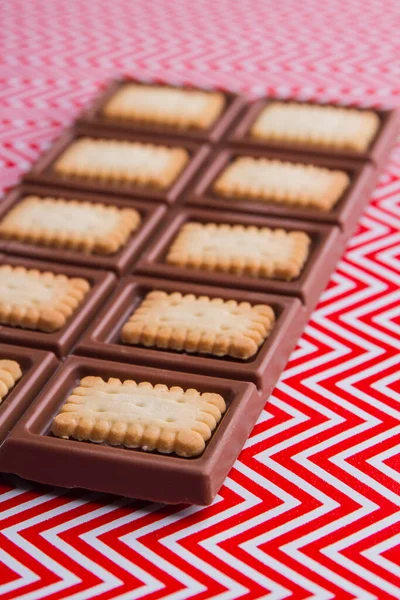 Vertical shot close-up chocolate bar with crunchy cookies. — Fotografia de Stock