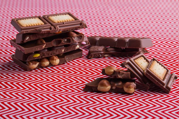 Chocolate bar pieces with hazelnuts and cookies filling. — Fotografia de Stock