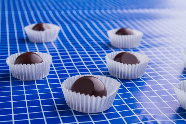 Close-up set of delicios sweet chocolate candies with wrap. — Fotografia de Stock
