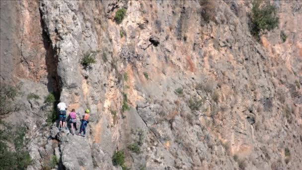 Spor turistleri kayalara tırmanıyor. Halk, turizm ve aktif yaşam tarzı kavramı. — Stok video