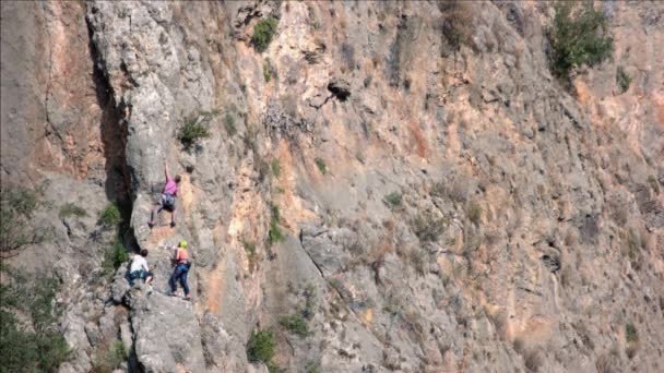 Скалолазы взбираются на скалу. Человек, альпинизм, концепция приключений. — стоковое видео
