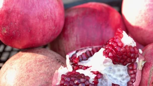 Reife saftige Granatäpfel im Hintergrund. Früchte reich an Vitaminen. — Stockvideo