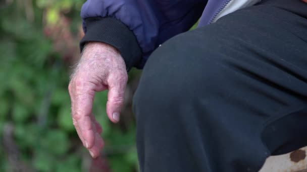 Close-up van natte hand van oude man zitten outdoor. — Stockvideo