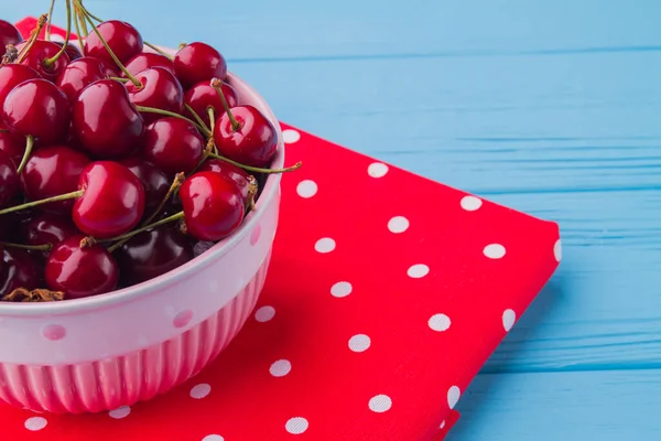 Montón de cerezas rojas frescas en un tazón. —  Fotos de Stock