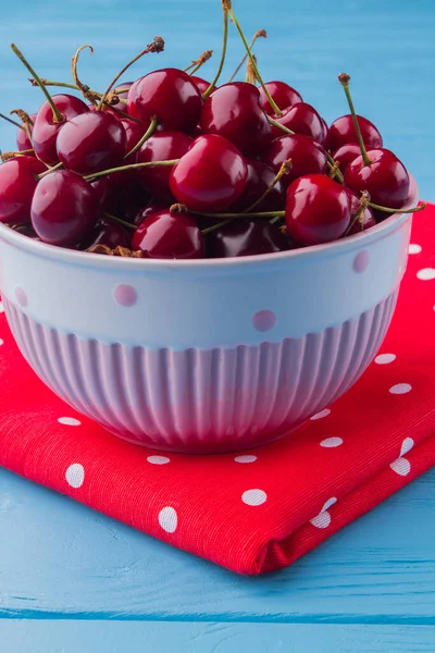 Vertikaler Kugelhaufen frischer Bio-Kirschen auf dem roten Handtuch. — Stockfoto