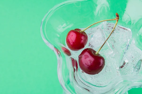 Крупным планом свежие спелые вишни в стакане со льдом. — стоковое фото