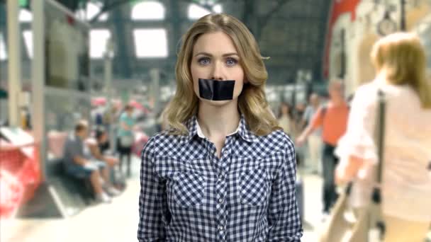 Retrato de mujer joven con cinta negra sobre la boca. — Vídeos de Stock