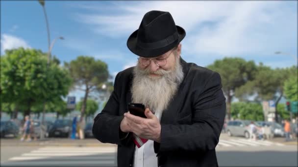 Szczęśliwy starszy człowiek za pomocą telefonu i dając kciuk w górę. — Wideo stockowe