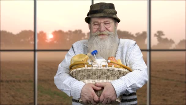 Agricultor feliz sosteniendo cesta de productos lácteos. — Vídeos de Stock