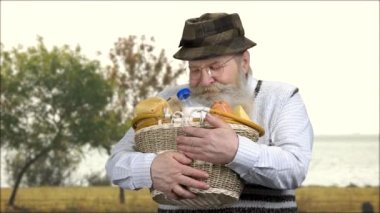 Mutlu çiftçi doğal yemek kokusunun tadını çıkarıyor..