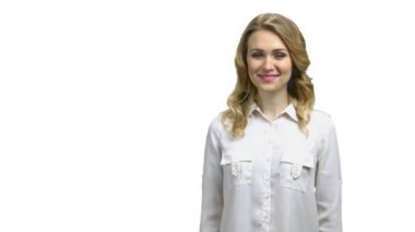 Gülümseyen iş kadını, kopyalamak için parmakla işaret ediyor..